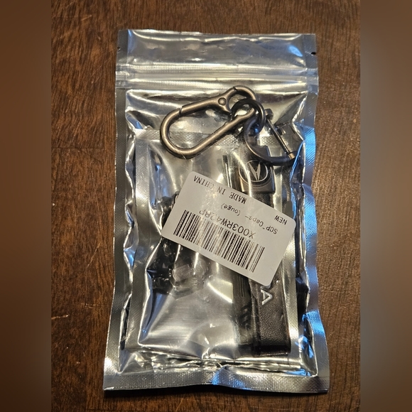 NIB Acura keychain and valve stem caps - Picture 3 of 4